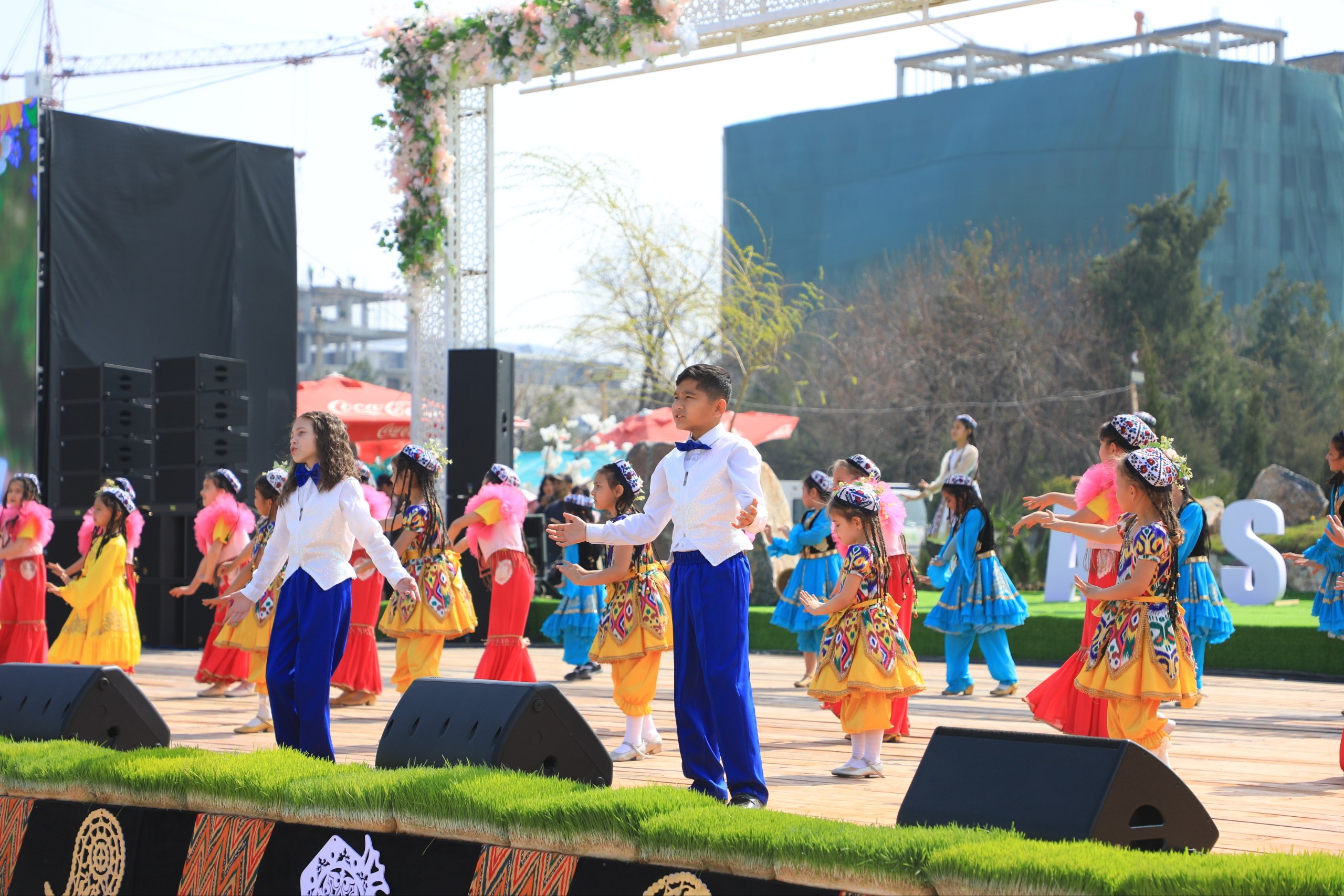 Jizzaxda Navroʻz shukuhi: “Yoshlar” shaharchasida bayram sayillari davom etmoqda